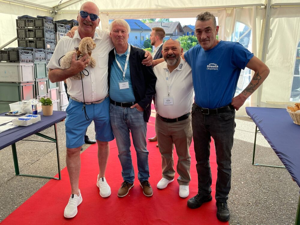 Peter Tischhauser mit Daisy, Gast und tiventa-Mitarbeitern.
